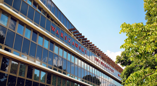 Senat Warszawskiego Uniwersytetu Medycznego podjął uchwałę o połączeniu trzech szpitali w Uniwersyteckie Centrum Kliniczne WUM. (Fot. Shutterstock.com) Związkowcy protestowali pod Warszawskim Uniwersytetem Medycznym