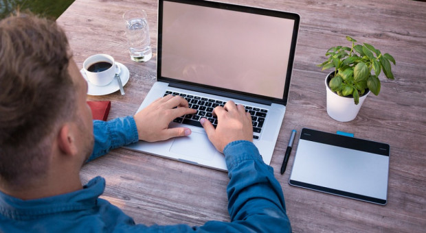 Pracownicy nie dbają o zabezpieczanie danych na służbowych urządzeniach (fot. pixabay.com) Mniej niż połowa polskich pracowników myśli o zabezpieczaniu urządzeń służbowych