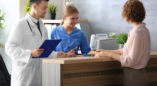 Sekretarka stanie się lekarzem pierwszego kontaktu, choć jeszcze nie wypisze nam recepty ani nie przyjmie do szpitala. (fot.shutterstock.com) Cyfrowa asystentka zastąpi pracę lekarzy?