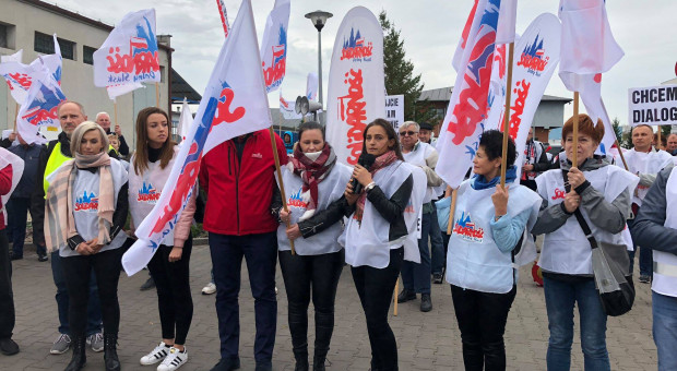 Podczas, gdy w Rzeszowie związkowcy dopiero szykują pikietę, to w Poznaniu mają już ją za sobą. (fot. arch. ZR Wielkopolska NSZZ "S") Pikiety Solidarności przed Tesco w Rzeszowie i Pepco Polska w Poznaniu