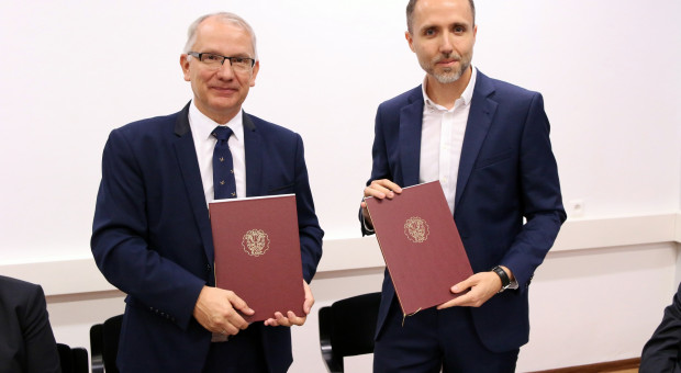 Współpracę rozpoczęło podpisanie porozumienia (fot.mat. prasowe Rockwell) Współpraca Rockwell Automation z Politechniką Śląską zaowocuje stażami dla studentów