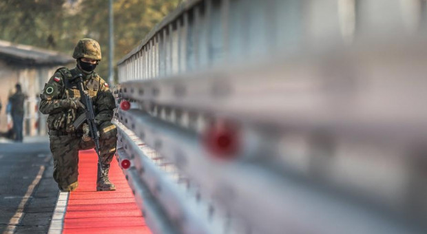 Członkowie organizacji proobronnych wyjdą na poligon z atrapami broni (fot. st. chor. sztab. R.Mniedło/11LDKPanc./mon.gov.pl) Cywile wezmą udział w manewrach wojskowych