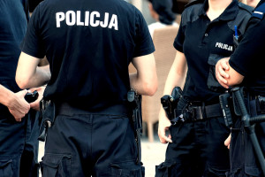 Wojowniczy policjant pożegnał się z pracą. Przesadził na imprezie
