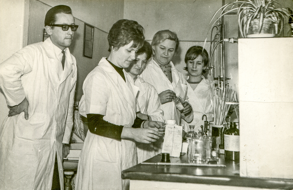 Laboratorium medyczne, lata 50. ubiegłego wieku. (fot. Shutterstock)