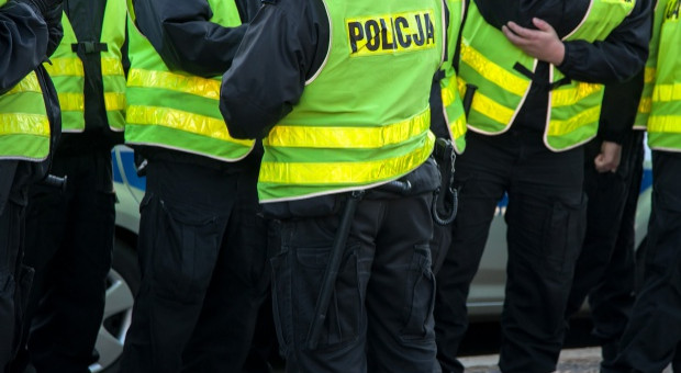 Od 1 lipca 2019 r. zostanie wprowadzona odpłatność w wysokości 100 proc. stawki godzinowej dla wszystkich policjantów fot. Shutterstock MSWiA przyznaje: Skala zwolnień L4 w policji jest duża