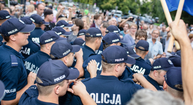 Pismo ws. możliwości powrotu do pracy policjantów przebywających na zwolnieniu opublikował portal TVN Warszawa. I (fot. Szymon Mucha / Shutterstock.com) Instruują policjantów, jak mogą wcześniej zakończyć L4