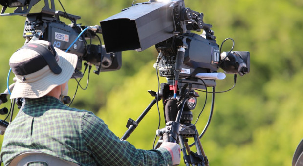 Amerykanin L. w 2006 roku był nominowany do nagrody Satelita i brał udział w głównym konkursie Camerimage za film "Źródło" (fot. pixabay.com) Pijany amerykański operator filmowy zatrzymany za naruszenie nietykalności bydgoskich policjantów