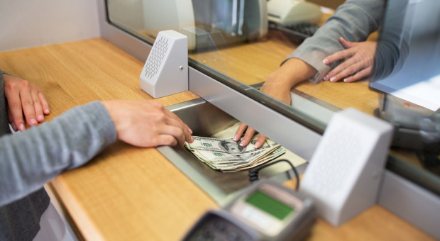 W myśl projektu byłby zakaz obejmowania kierowniczych stanowisk w bankach (fot. Shutterstock.com) Będzie zakaz obejmowania kierowniczych stanowisk w bankach dla byłych urzędników KNF?