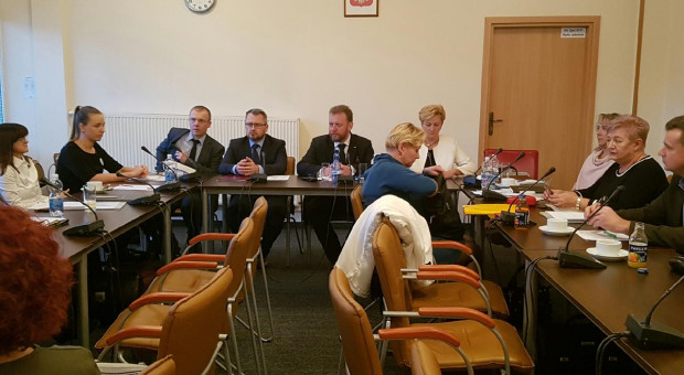 Spotkanie rozpoczęło się o godz. 15.00 w Centrum Partnerstwa Społecznego "Dialog" (fot. twitter/MZ) Łukasz Szumowski: Będziemy rozmawiali o ustawie o minimalnym wynagrodzeniu