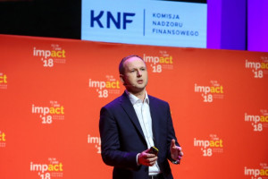 Chrzanowski odchodzi z KNF, ale z otrzymywania pensji nie rezygnuje