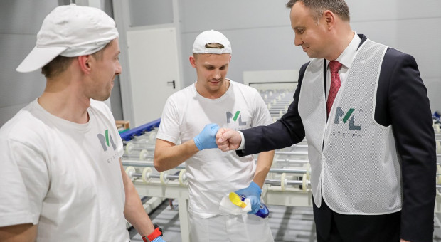 Andrzej Duda wysłuchał krótkiej prezentacji dotyczącej technologii, która powstaje w dziale badań i rozwoju spółki (fot. Jakub Szymczak/KPRP) Prezydent Andrzej Dudaodwiedził pracowników firmy ML System