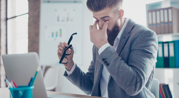 Na niskie zaangażowanie w pracę wpływa ponadto przeciążenie informacyjne (fot. Shutterstock.com) 60 proc. Polaków pracuje nieefektywnie. Jesteśmy permanentnie zmęczeni