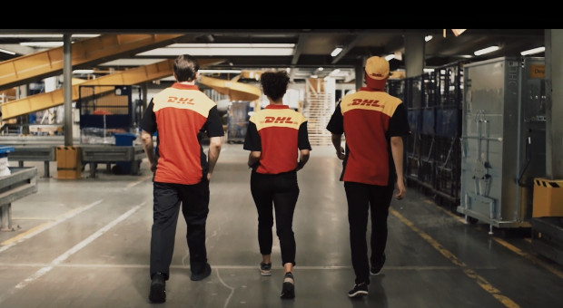 Firma DHL Parcel przygotowała spot rekrutacyjny, w którym zachęca kandydatów do aplikowania. (Fot. mat.pras.) DHL stawia na różnorodność. Szuka kurierów wśród kobiet