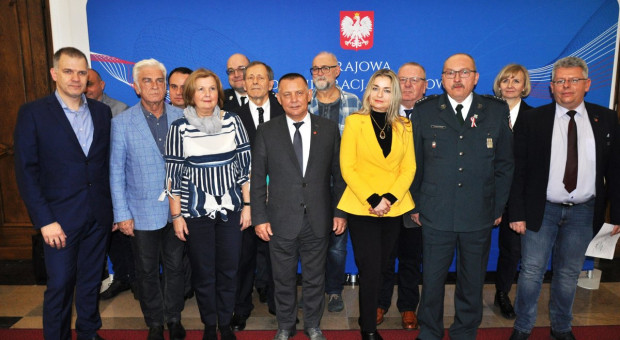Szef Krajowej Administracji Skarbowej Marian Banaś podpisał porozumienie ze stroną społeczną (fot. twitter/KAS) Szef KAS podpisał porozumienie ze związkami ws. podwyżki wynagrodzeń o 655 zł brutto od 2019 r.