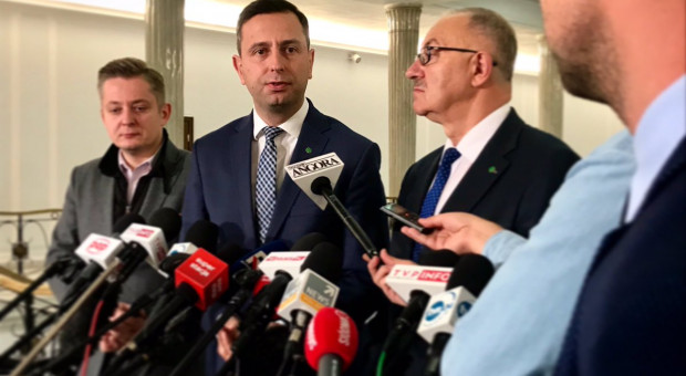 Politycy PSL w Sejmie w czasie konferencji prasowej. (fot. PSL/twitter.com) PSL proponuje "Godzinę dla rodziny" kosztem godziny pracy