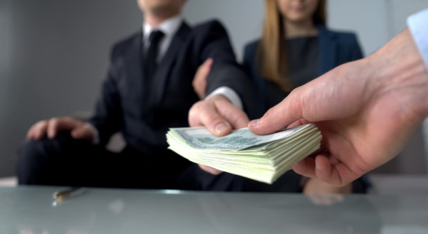 Według agentów prowadzących sprawę i operację CBA, w zamian za łapówkę biznesmenowi miała być znacznie zmniejszona nałożona na niego wysoka kara finansowa - domiar finansowy. (fot. Shutterstock.com) Komornik i urzędnik zatrzymani na gorącym uczynku