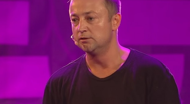 Pod listem podpisało się kilkudziesięciu sygnatariuszy, w tym Czesław Mozil (fot. youtube.com/Kręcioła TV) Czesław Mozil, Maciej Orłoś, Sylwester Wardęga i Pascal Brodnicki piszą list otwarty