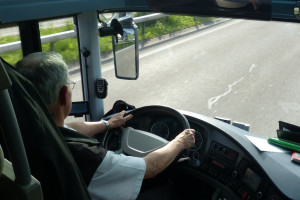 Starsi kierowcy prowadzą bezpieczniej niż młodsi koledzy