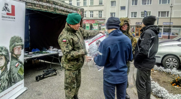 Kampania rekrutacyjna "Zostań żołnierzem" rozpoczęła się 14 październik (fot. WKU Szczecinek/twitter) Mariusz Błaszczak: Ponad 3 tys. złożonych wniosków o przyjęcie do służby wojskowej