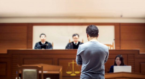 Kolejnym świadkiem w sprawie Cezarego P. był aktor i prezenter telewizyjny Piotr G. (fot. Shutterstock.com) Graficzka, muzyk i prezenter telewizyjny zeznawali w procesie dilera gwiazd