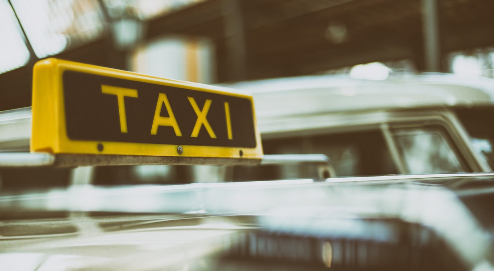 ranża taxi to jedna z tych, które wyjątkowo mocno ucierpiały na epidemi (fot. Pixabay) Paczki ratują taksówkarzy