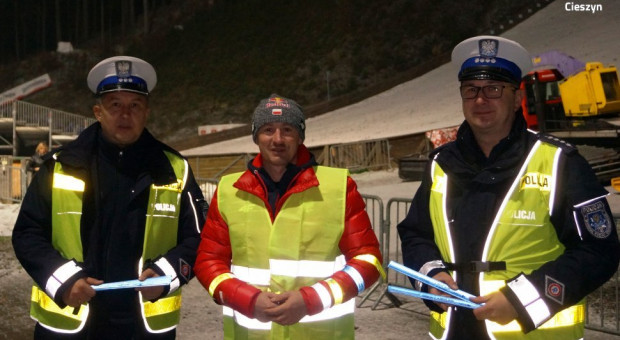 Adam Małysz pomagał policjantom w działaniach profilaktycznych skierowanych do pieszych. Fot. slaska.policja.gov.pl Adam Małysz z policjantami promował używanie odblasków przez pieszych