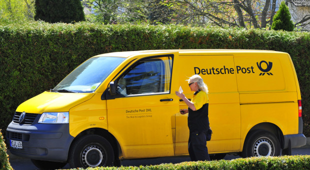 Pracownicy Deutsche Post nie muszą obawiać się o swoje miejsca pracy (fot. Shutterstock.com) Niemieckim listonoszom w pracy pomogą roboty