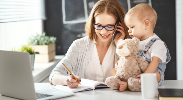 Zdaniem Lewiatana, krótszy czas pracy rodziców rozreguluje organizację pracy. (fot.shutterstock.com) Rodzice będą mogli pracować krócej? Pracodawcy krytyczni wobec propozycji zmian
