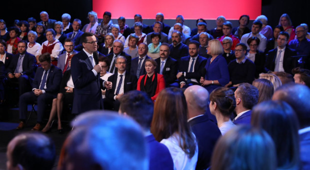 Rząd podkreślił, że wpływy z podatków i składek rosną szybciej niż PKB (fot.twitter.com/PremierRP) Bezrobocie w Polsce od 2015 roku spadło niemal dwukrotnie