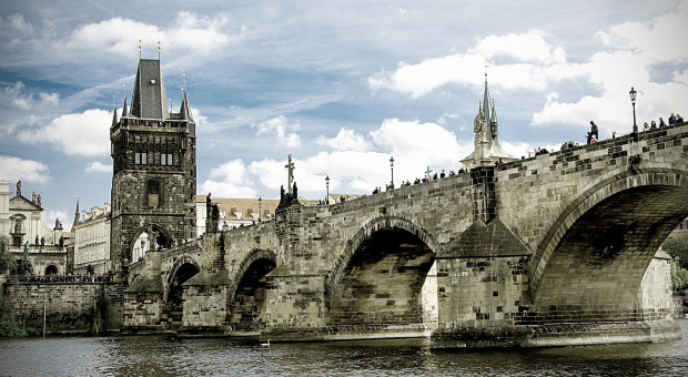 Praga nigdy do tej pory nie odnotowała takiej migracji zarobkowej do Czech. (fot. pixabay.com) Pół miliona pracowników zagranicznych w Czechach. To rekord