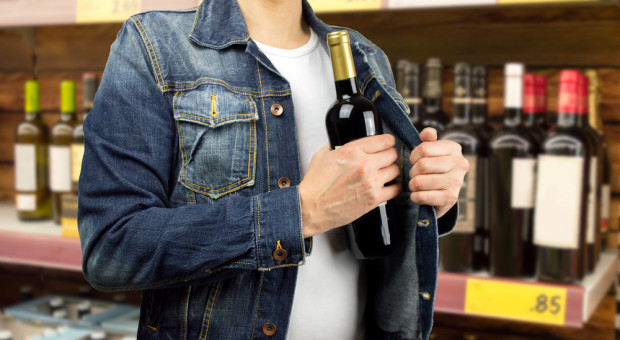 Policjant był po pracy, gdy złapał złodziei. (fot.shutterstock.com) Policjant po pracy zatrzymał "alkoholowych złodziei"