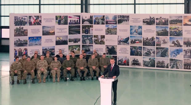 Mariusz Błaszczak w środę przedstawił podsumowanie działalności kierownictwa MON i Sił Zbrojnych RP w trakcie trzech lat rządów PiS. fot. TWitter/MON Ponad 300 zł podwyżki dla pracowników cywilnych wojska w 2019 r.