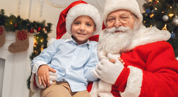 Jak zaznacza Sedlak & Sedlak, w dni takie jak 6 czy 24 grudnia ulubieńcy dzieci życzą sobie najwyższego wynagrodzenia (Fot. Shutterstock) Praca dla Świętego Mikołaja. W którym mieście można najwięcej zarobić?