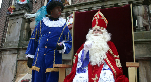 Czeski Mikołaj bezpośrednio nawiązuje do św. Mikołaja z Myry. Ma insygnia biskupie, ale często też widać, że od swojego amerykańskiego naśladownika Santa Clausa przejął białą brodę i wąsy. fot. Pixabay Czeski Mikulasz ma więcej pracy niż polski Mikołaj