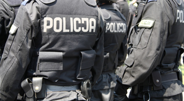 Poznańscy policjanci zostali wyposażeni w osobiste kamery na mundurach (fot. Shutterstock) Poznańscy policjanci ze specjalnym wsparciem