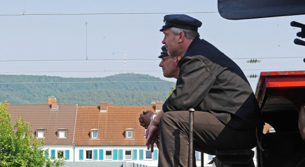 Kolejarze to bardzo szeroka grupa zawodowa. Nie ogranicza się tylko do osób stricte obsługujących tabor, czyli lokomotywy i wagony. To wszyscy, którzy pracują w spółkach kolejowych - ochrona, administracja, koordynatorzy ruchu i nie tylko (fot. pixabay.com) Kolejowi związkowcy świętują i zachęcają młodych do pracy