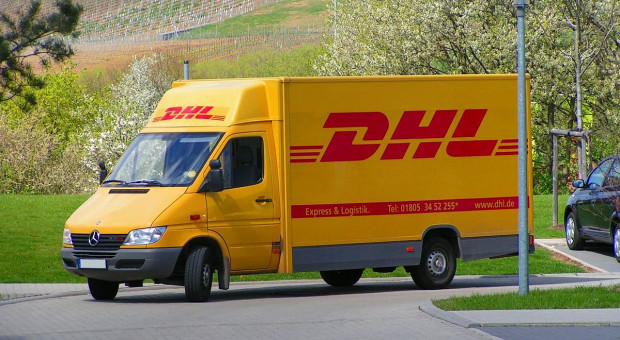 DHL Parcel przewiduje nową formę współpracy w roli dostawców przesyłek (Fot. Wikimedia) Praca jako kurier po godzinach? DHL ma świąteczną propozycję