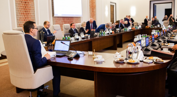Mateusz Morawiecki i ministrowie w czasie spotkania w Kancelarii Prezesa Rady Ministrów. (fot. KPRM/flickr.com/domena publiczna) Rząd zajmie się ustawą o waloryzacji rent i emerytur