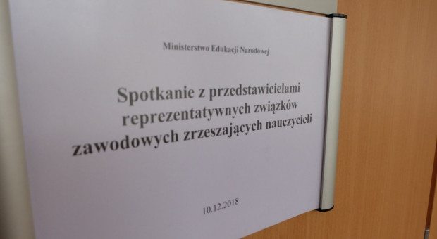 Zgodnie z ustawą nauczyciel dyplomowany, który otrzyma ocenę wyróżniającą, dostanie specjalny dodatek, nazywany przez media "500 plus dla nauczycieli". (fot. MEN/twitter.com) MEN. Zalewska i związkowcy negocjują nt. oceny pracy nauczycieli