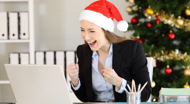 Świąteczne premie mogą ulżyć w świątecznych wydatkach. (fot.shutterstock.com) Świąteczne premie ratują w grudniu stan kont