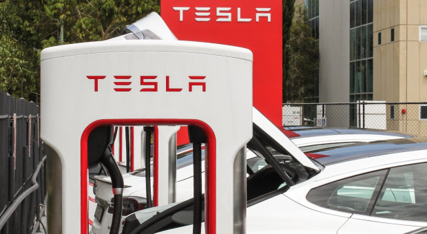 Tesla obok samochodów elektrycznych produkuje także solary. (fot. wikimedia.org/CC BY 2.0) Tesla na celowniku central związkowych
