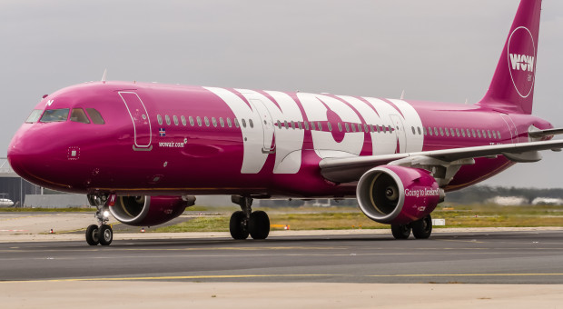Samolot Airbus w barwach linii Wow Air (fot. Oliver Holzbauer/flickr.com/CC BY-SA 2.0) Tania linia lotnicza Wow Air zwalnia. 111 pracowników pożegna się z pracą