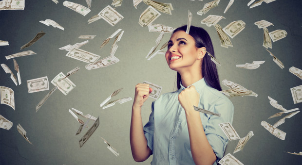Osoba zarabiająca płacę minimalną otrzyma wsparcie w wysokości 500 złotych (fot.shutterstock.com) Nowe świadczenie. 500 plus dla... zarabiających płacę minimalną