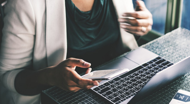 83 proc. pracowników posiada co najmniej jedno służbowe urządzenie elektroniczne – telefon, laptop lub tablet. (fot.pixabay.com) Służbowy sprzęt popularny także po godzinach pracy
