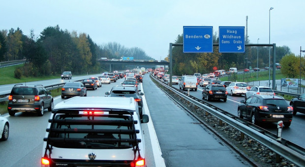 Na Volkswagena Golfa z salonu statystyczny Polak musi pracować aż 19 miesięcy, podczas gdy Niemiec tylko 8. (fot.pixabay.com) Przez niskie płace Polacy jeżdżą starymi samochodami. Golf z salonu po 19 miesiącach pracy