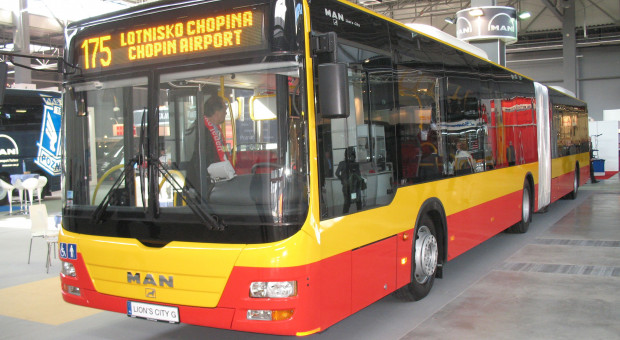 Warszawski autobus, miejsce pracy wyróżnionych. (fot. wikimedia.org/CC) Kierowcy stołecznych Miejskich Zakładów Autobusowych uhonorowani za pomoc warszawiakom