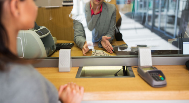 Zaledwie cztery przebadane banki zwiększyły zatrudnienie: mBank (o 377 etatów), Bank Millennium (99 etatów), Bank Pocztowy (30 etatów) i ING Bank Śląski (23 etaty). (Fot. Shutterstock) Zatrudnienie w bankach spada. Trend będzie się utrzymywać
