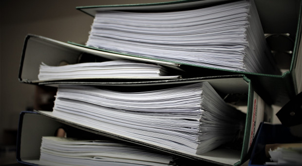 Największym wyzwaniem dla polskich pracodawców będzie digitalizacja tysięcy teczek pracowniczych. (fot. pixabay.com) Koniec biurokracji pracowniczej. Pora przygotować się do "papierowej rewolucji" w firmach