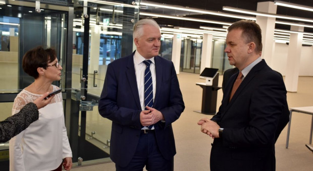Wicepremier i minister nauki i szkolnictwa wyższego Jarosław Gowin (fot. twitter.com/NAUKA_GOV_PL) MNiSW zapewniło, że instytuty PAN otrzymają środki na podwyżki