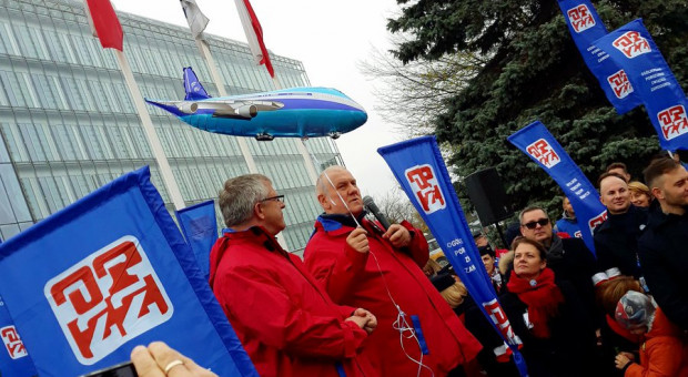 Aktywiści OPZZ w czasie manifestacji związkowej. (fot. twitter.com/OPZZcentrala) OPZZ ostrzega przed niezadowoleniem społecznym wśród pracowników